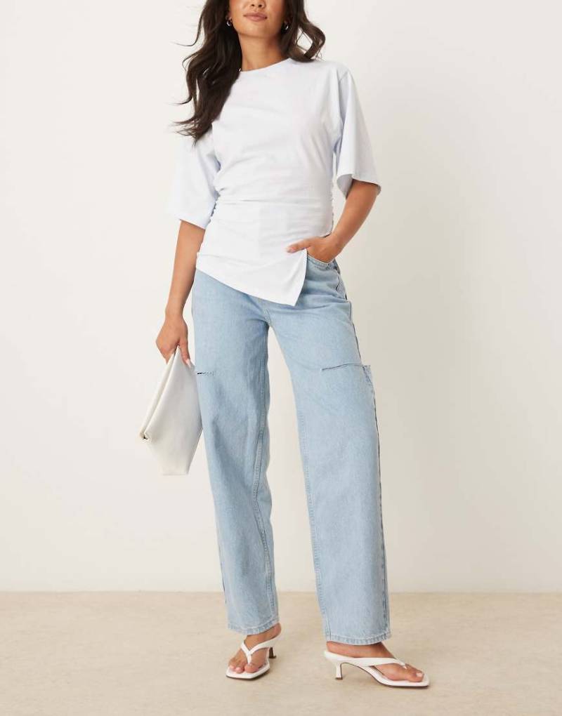 ASOS DESIGN - Barrel-Jeans in heller Waschung mit hohem Bund und Oberschenkelrissen-Blau von ASOS DESIGN
