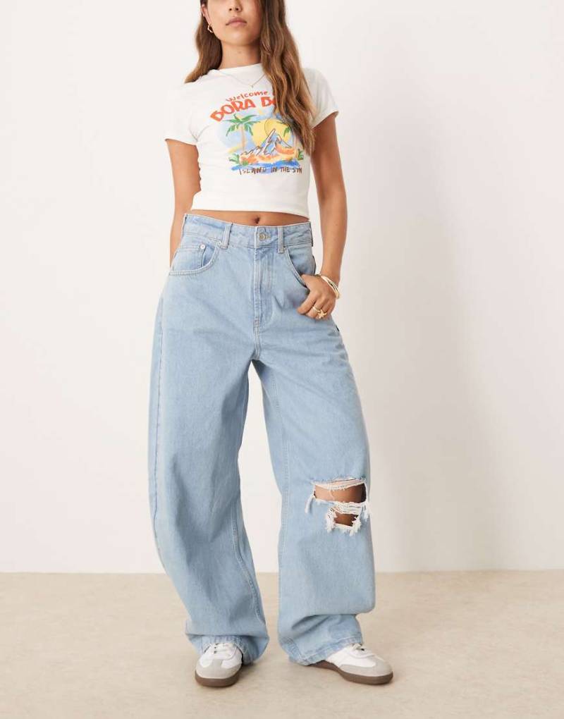 ASOS DESIGN - Barrel-Jeans in heller Waschung mit hohem Bund und Zierrissen-Blau von ASOS DESIGN