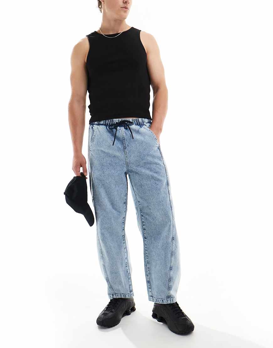 ASOS DESIGN - Oversize-Jeans in mittelblauer Waschung mit elastischem Bund und „ADS"-Logo ASOS DESIGN - Oversize-Jeans in mittelblauer Waschung mit elastischem Bund und „ADS"-Logo von ASOS DESIGN