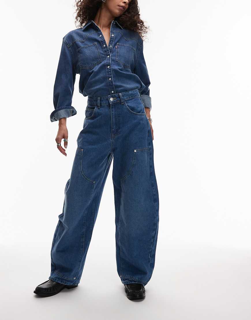 ASOS DESIGN - Barrel-Jeans in mittlerer Waschung mit Carpenter-Detail-Blau von ASOS DESIGN