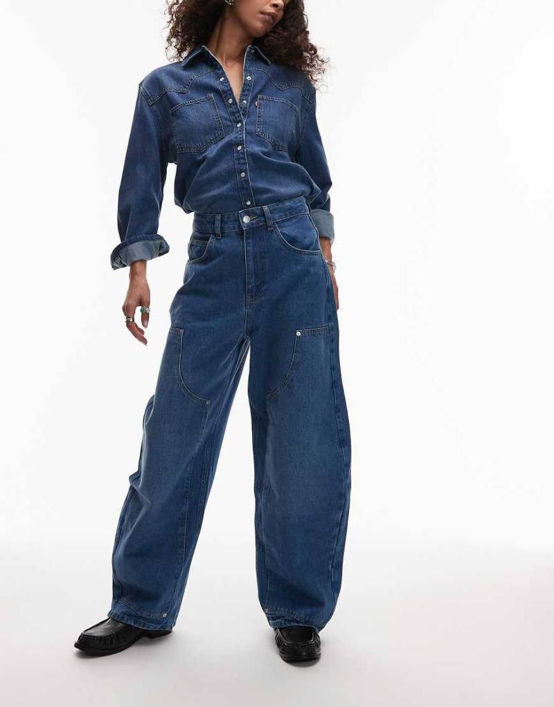 ASOS DESIGN - Barrel-Jeans in mittlerer Waschung mit Carpenter-Detail-Blau von ASOS DESIGN