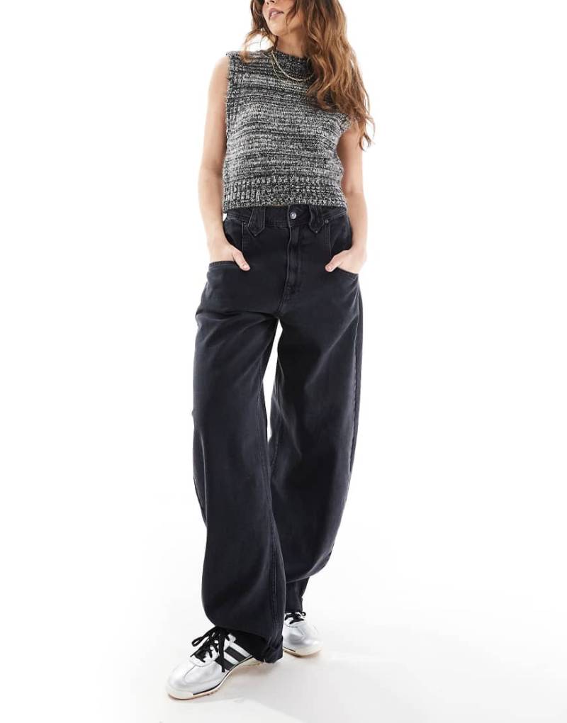 ASOS DESIGN - Barrel-Jeans in verwaschenem Schwarz mit Taschendetail von ASOS DESIGN