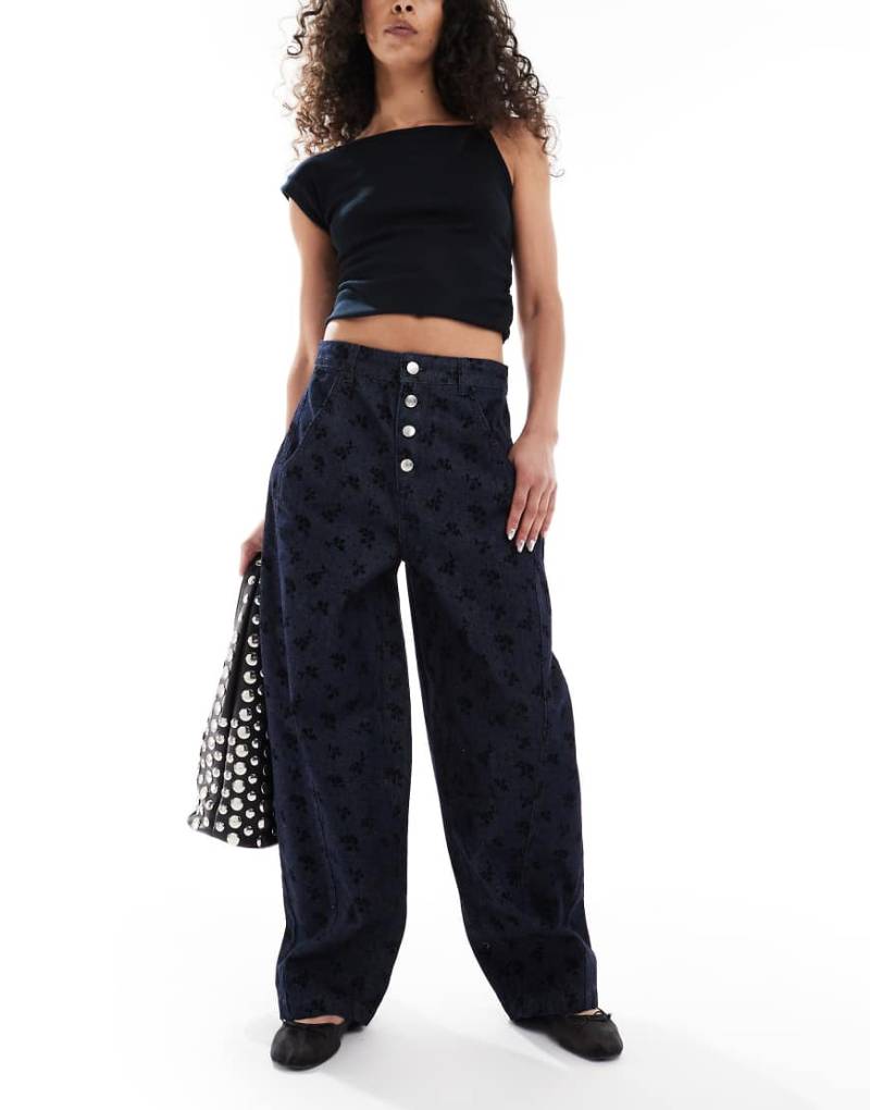 ASOS DESIGN - Barrel-Jeans mit beflocktem Blümchenmuster-Marineblau von ASOS DESIGN