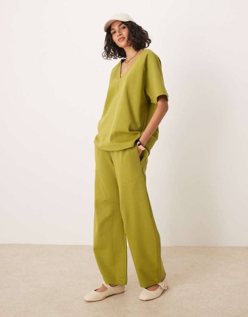 ASOS DESIGN - Barrel-Jogginghose aus Interlock-Stoff in Khaki, Kombiteil-Grün von ASOS DESIGN