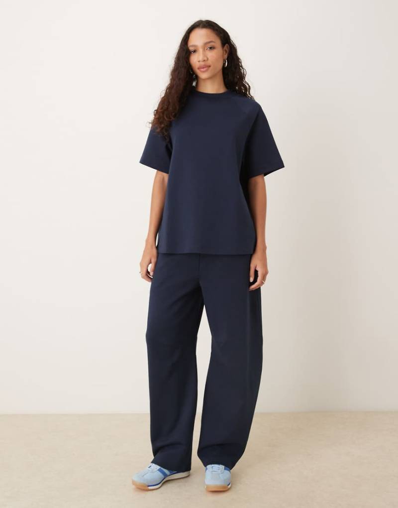 ASOS DESIGN - Barrel-Jogginghose aus Interlock-Stoff in Marineblau von ASOS DESIGN