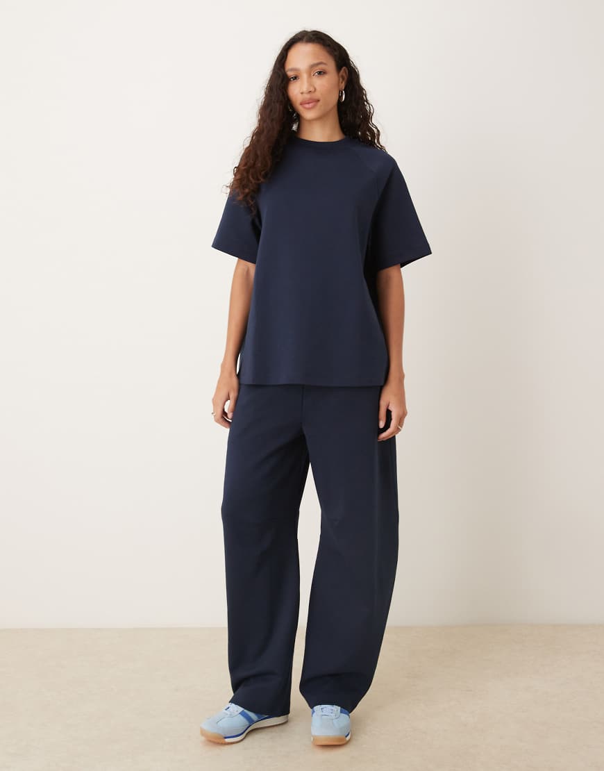 ASOS DESIGN - Barrel-Jogginghose aus Interlock-Stoff in Marineblau von ASOS DESIGN