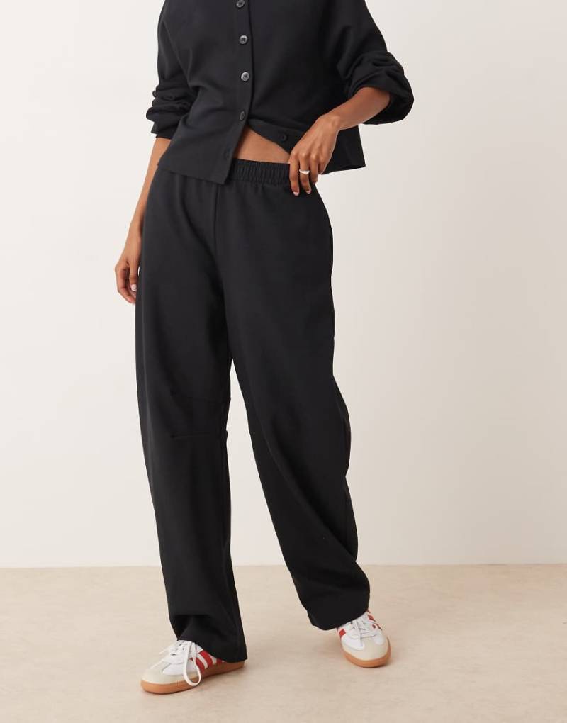 ASOS DESIGN - Barrel-Jogginghose aus Interlock-Stoff in Schwarz von ASOS DESIGN