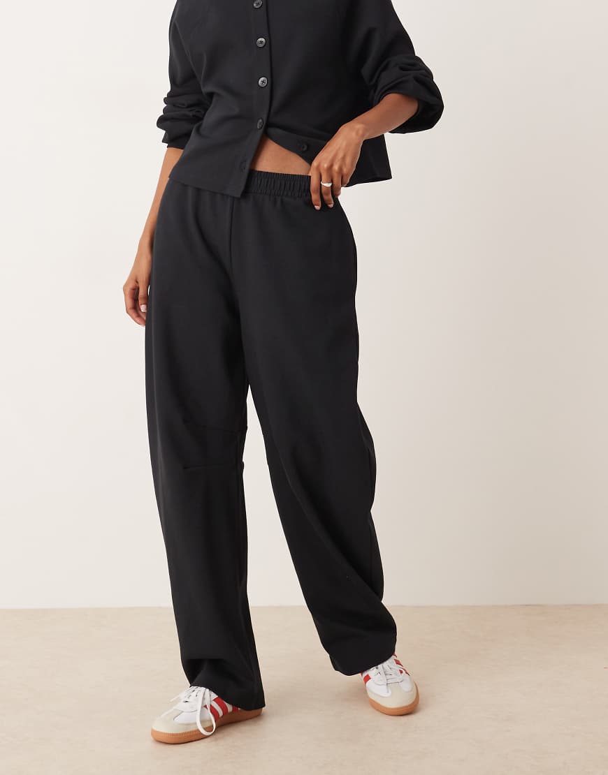 ASOS DESIGN - Barrel-Jogginghose aus Interlock-Stoff in Schwarz von ASOS DESIGN