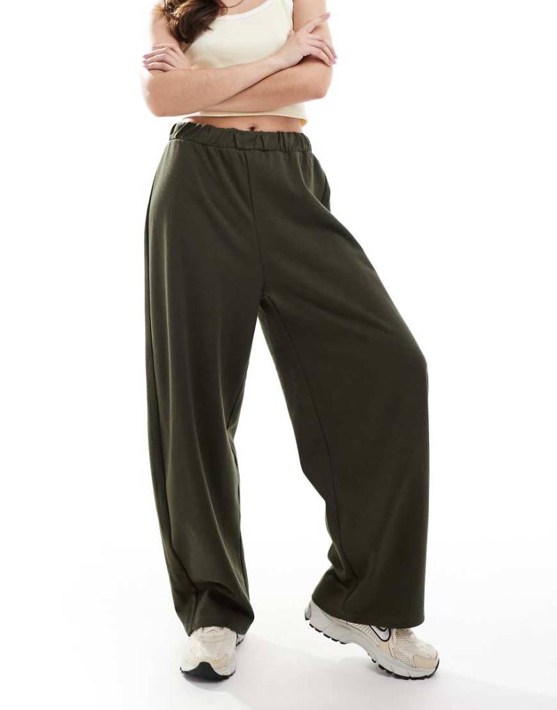 ASOS DESIGN - Barrel Leg Jogginghose aus Sweatstoff in Khaki-Grün von ASOS DESIGN