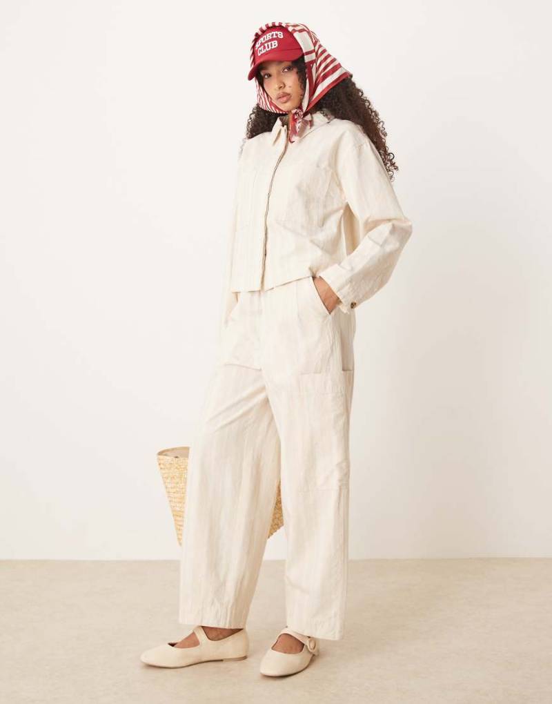 ASOS DESIGN - Barrel-Leg-Hose aus Baumwolle in Ecru mit Streifen, abgerundetem Bein und Utility-Taschen, Kombiteil-Bunt von ASOS DESIGN