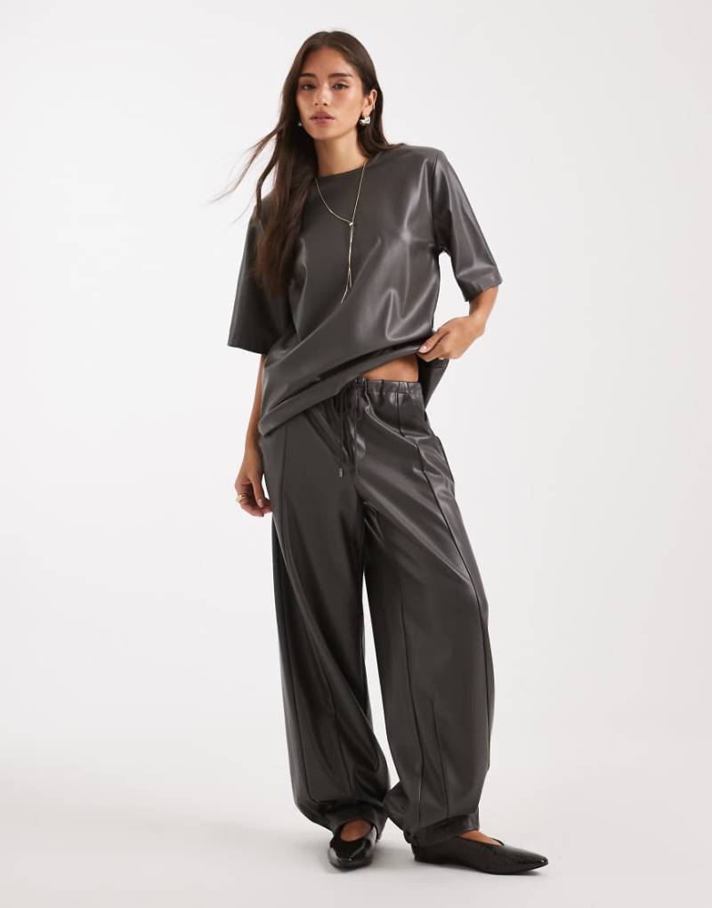 ASOS DESIGN - Barrel-Leg-Hose aus Kunstleder in Grau mit elastischem Bund, Kombiteil von ASOS DESIGN