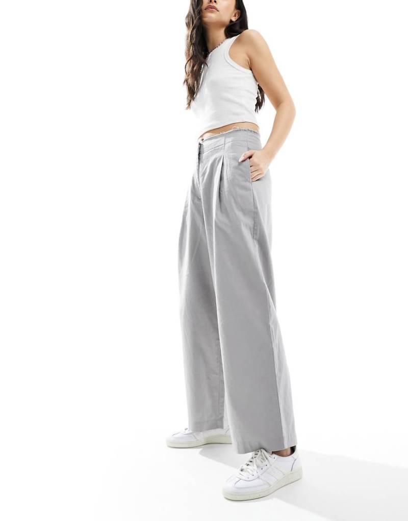 ASOS DESIGN - Barrel-Leg-Hose aus Leinen in Grau mit unversäubertem Rand von ASOS DESIGN
