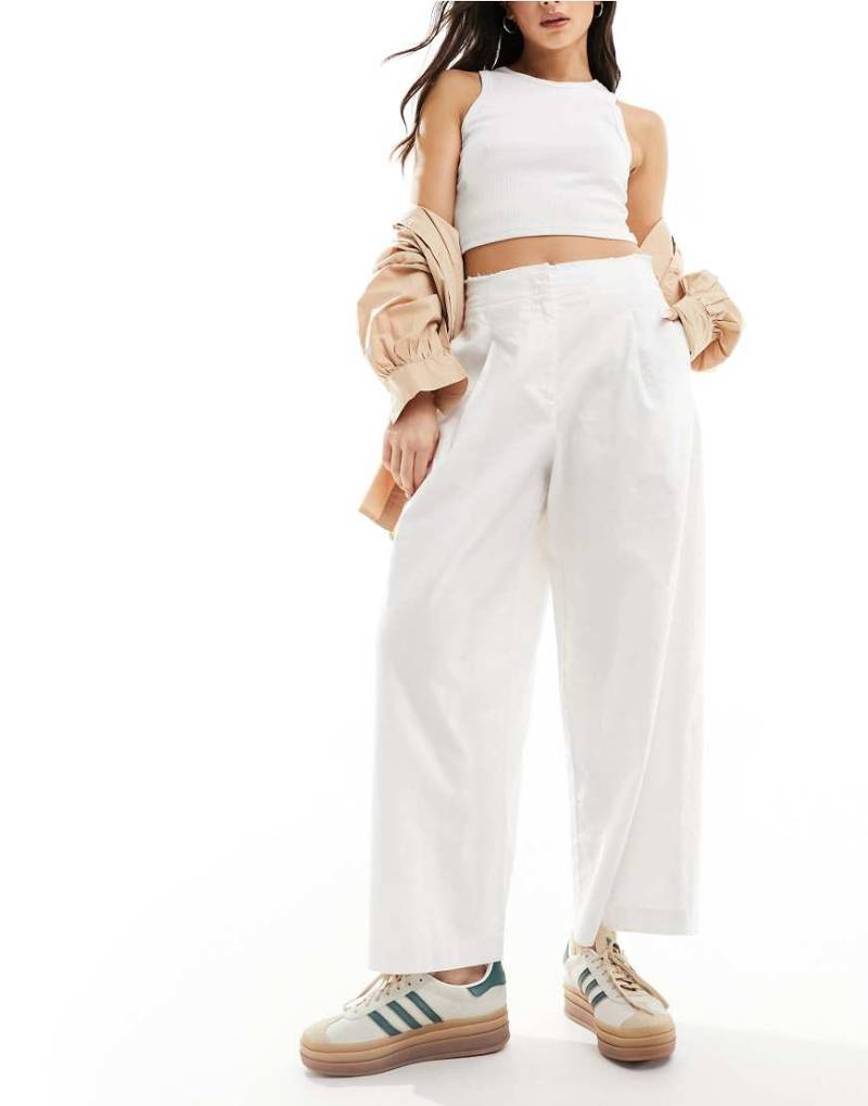 ASOS DESIGN - Barrel-Leg-Hose aus Leinen in Weiß mit unversäuberten Rändern von ASOS DESIGN