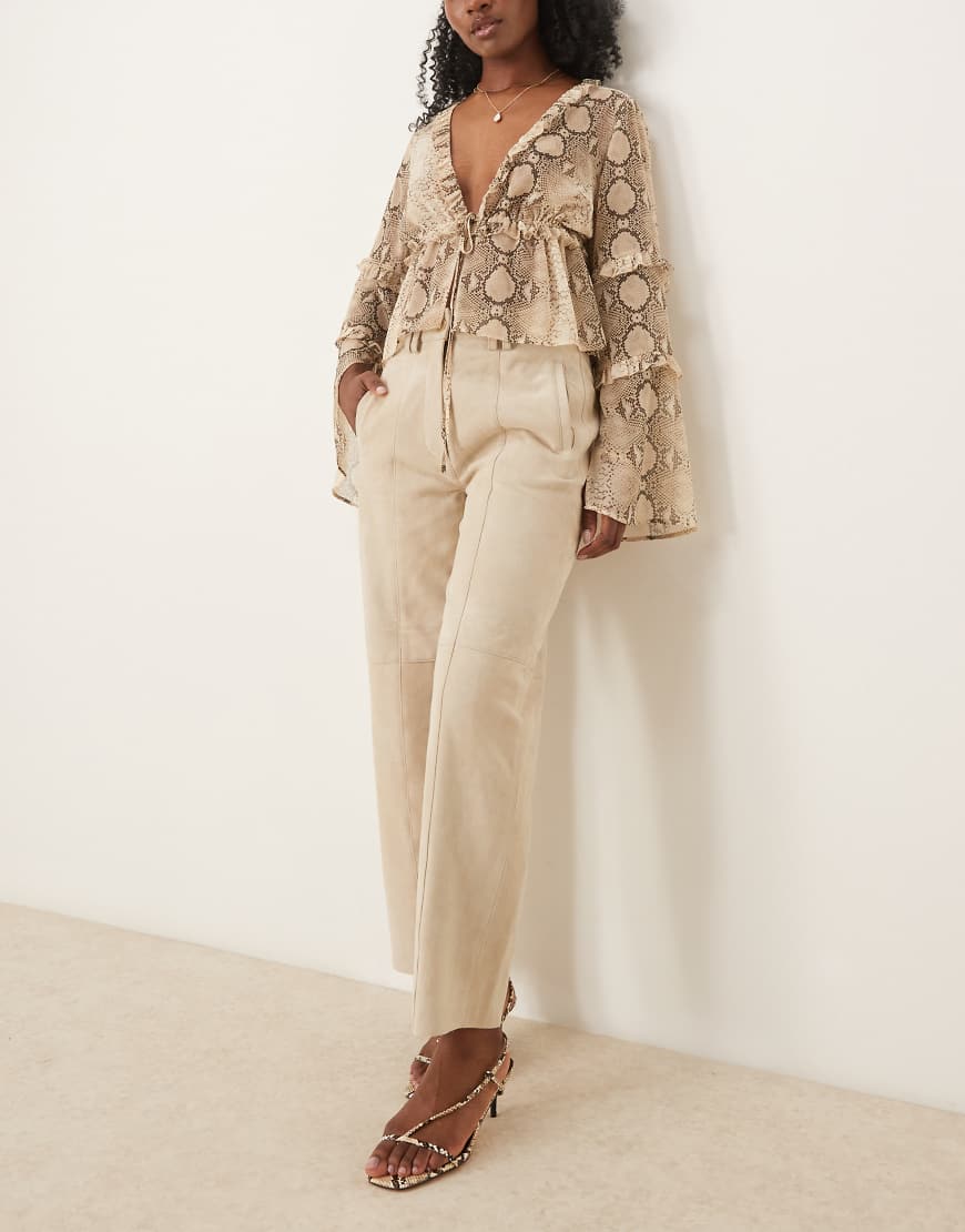 ASOS DESIGN - Barrel-Leg-Hose aus hochwertigem Wildleder in Steinbeige mit Ziernaht-Neutral ASOS DESIGN - Barrel-Leg-Hose aus hochwertigem Wildleder in Steinbeige mit Ziernaht-Neutral von ASOS DESIGN