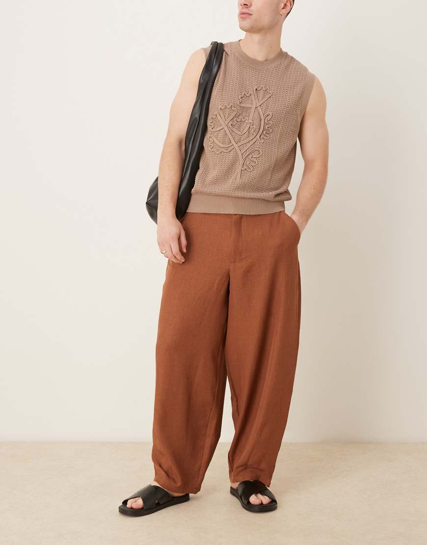 ASOS DESIGN - Barrel-Leg-Hose in Braun mit Kreuzschraffur-Textur ASOS DESIGN - Barrel-Leg-Hose in Braun mit Kreuzschraffur-Textur von ASOS DESIGN