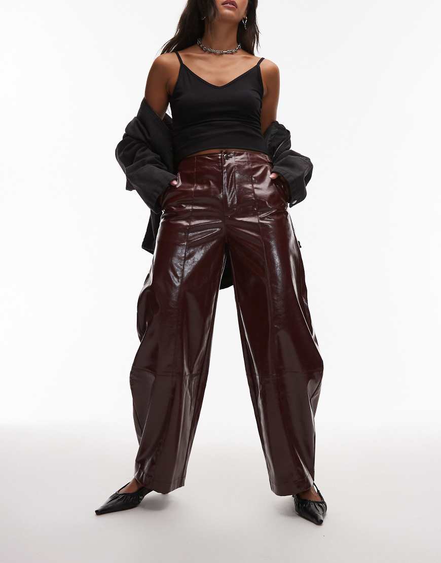 ASOS DESIGN - Barrel Leg Hose in Burgunderrot aus Kunstleder mit Laschendetail ASOS DESIGN - Barrel Leg Hose in Burgunderrot aus Kunstleder mit Laschendetail von ASOS DESIGN