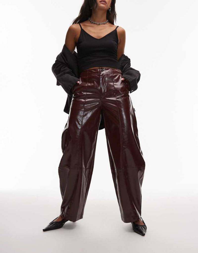 ASOS DESIGN - Barrel Leg Hose in Burgunderrot aus Kunstleder mit Laschendetail von ASOS DESIGN