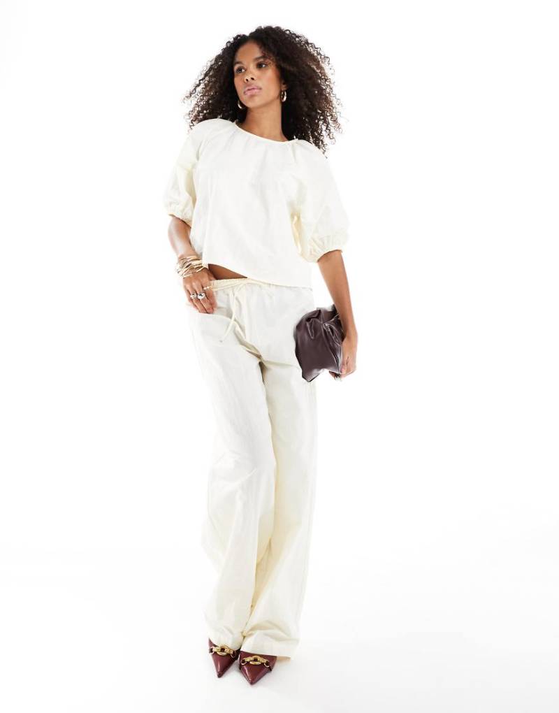 ASOS DESIGN - Barrel-Leg-Hose in Ecru mit Kordelzug, Kombiteil-Weiß von ASOS DESIGN