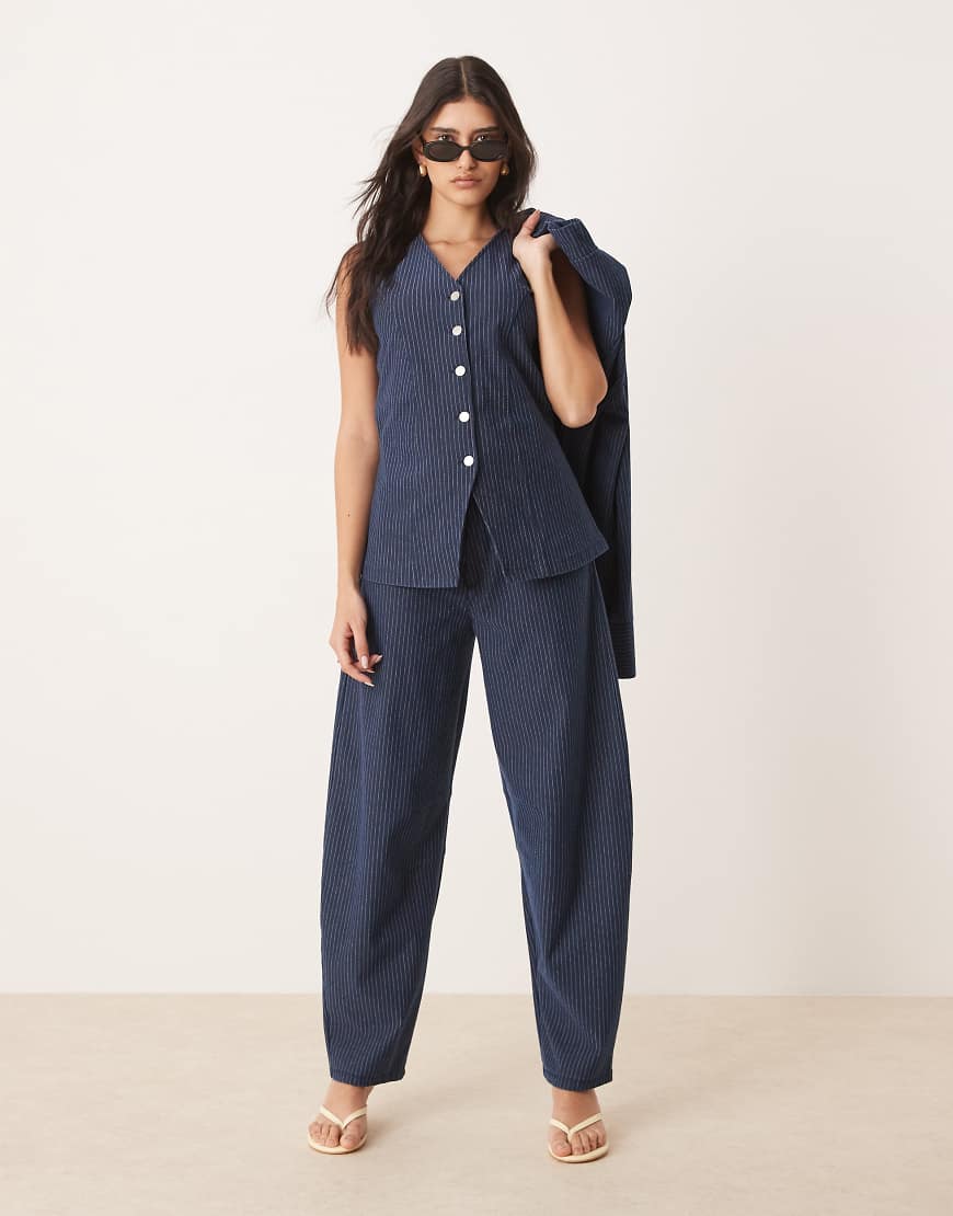 ASOS DESIGN - Barrel-Leg-Hose in Jeans-Optik, Kombiteil-Marineblau von ASOS DESIGN