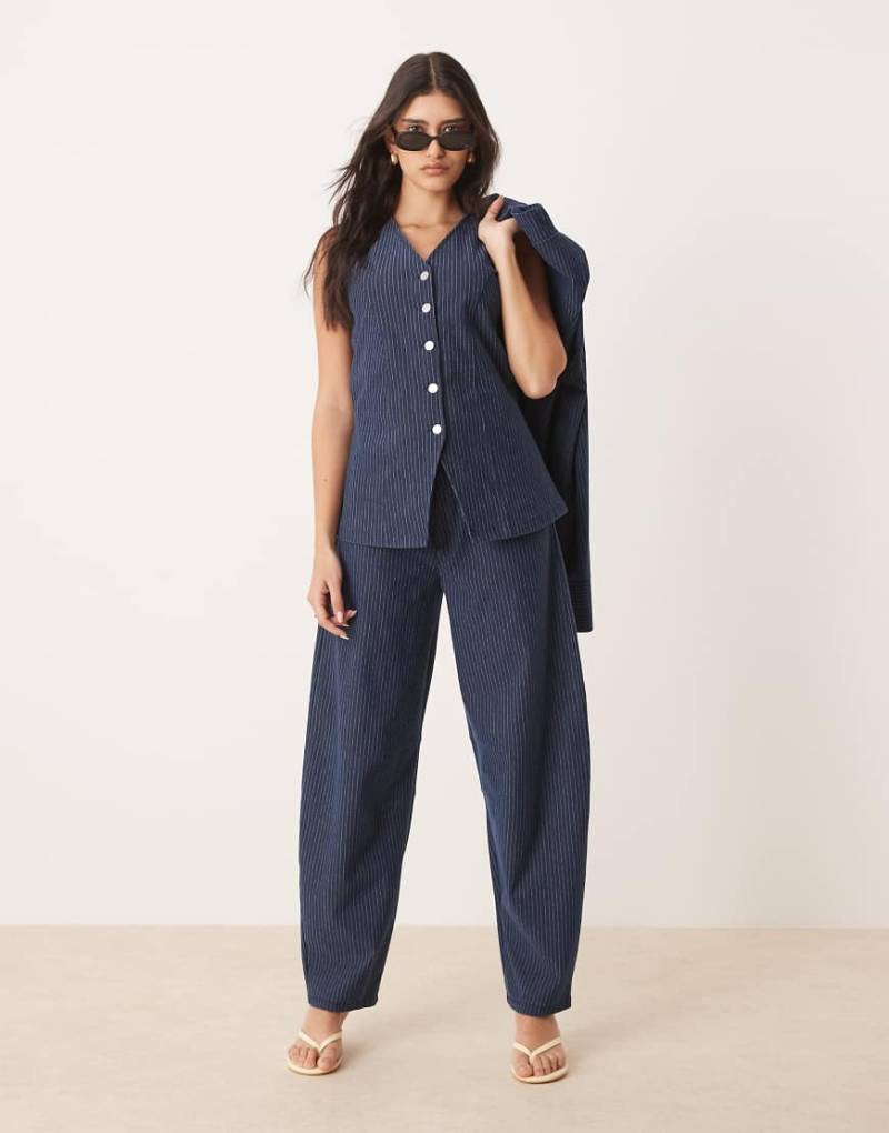 ASOS DESIGN - Barrel-Leg-Hose in Jeans-Optik, Kombiteil-Marineblau von ASOS DESIGN