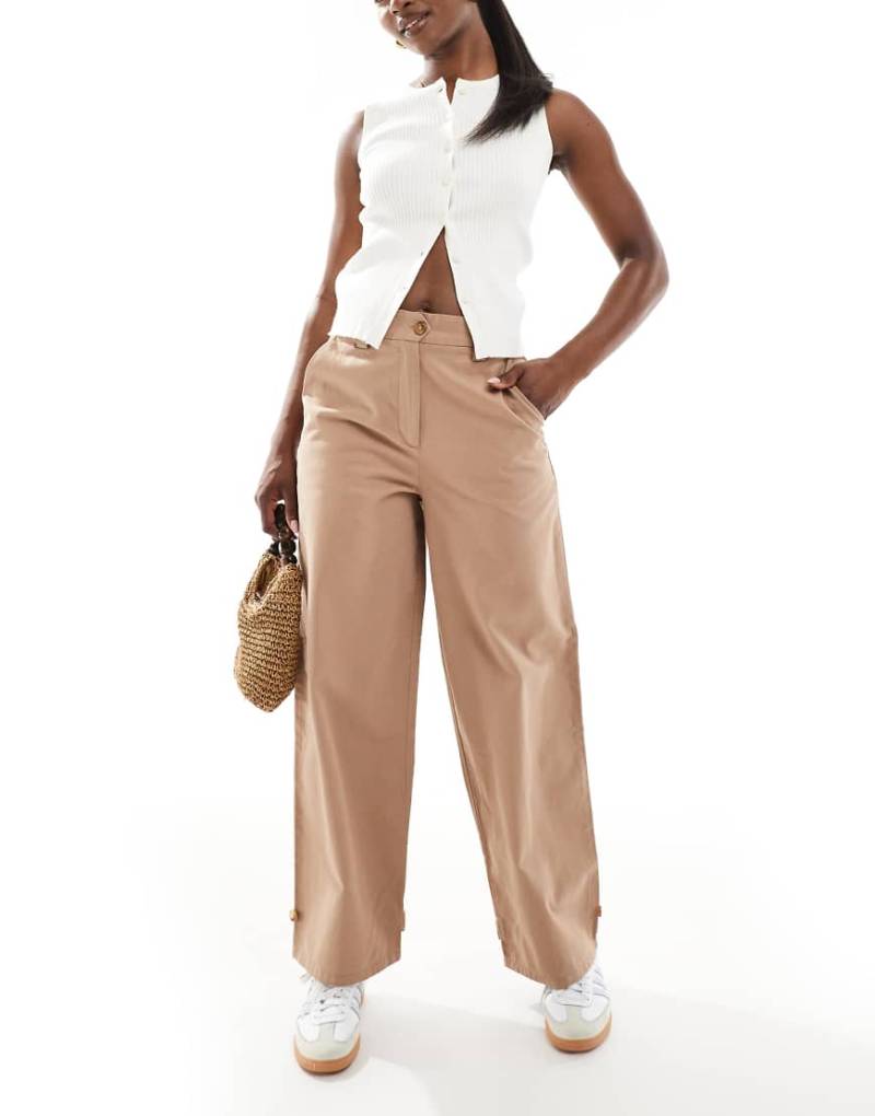 ASOS DESIGN - Barrel-Leg-Hose in Mokka mit Knopflasche-Bunt von ASOS DESIGN