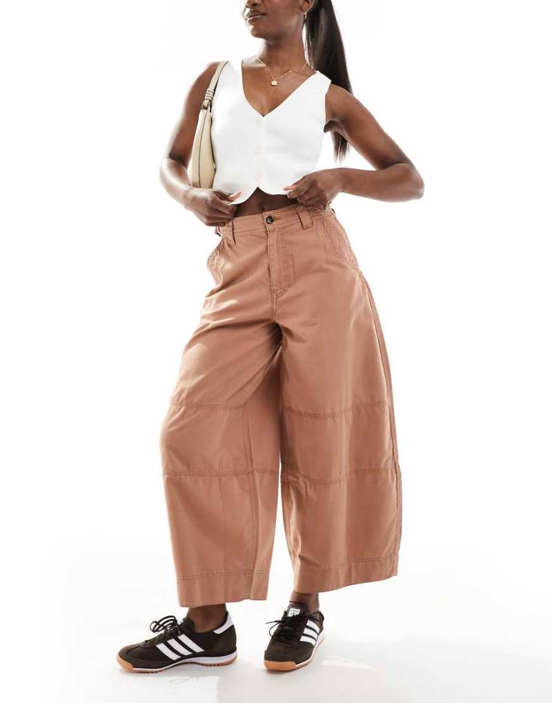 ASOS DESIGN - Laundered - Gewaschene Barrel-Leg-Hose in Rostrot mit Zierriegel-Braun von ASOS DESIGN