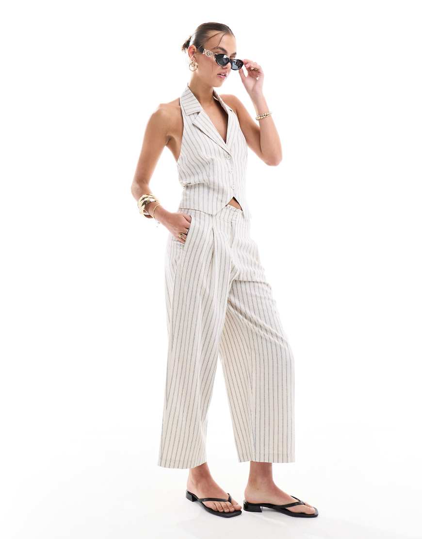 ASOS DESIGN - Barrel-Leg-Hose mit unversäuberten Rändern und Leinenanteil in Weiß gestreift-Bunt ASOS DESIGN - Barrel-Leg-Hose mit unversäuberten Rändern und Leinenanteil in Weiß gestreift-Bunt von ASOS DESIGN