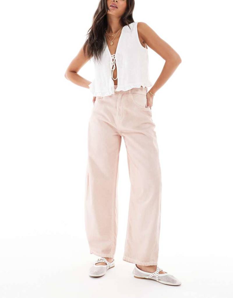 ASOS DESIGN - Barrel-Leg-Jeans in Antikrosa-Waschung mit hohem Bund von ASOS DESIGN