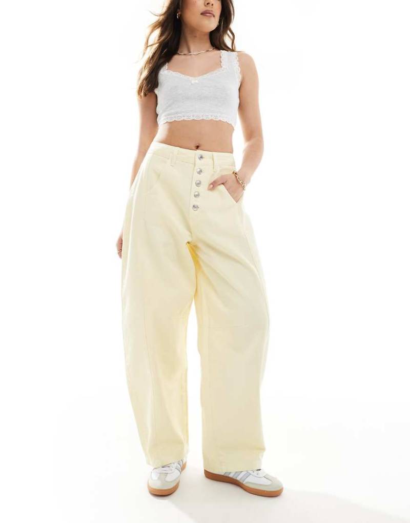 ASOS DESIGN - Barrel-Leg-Jeans in Buttergelb mit Knopfleiste von ASOS DESIGN