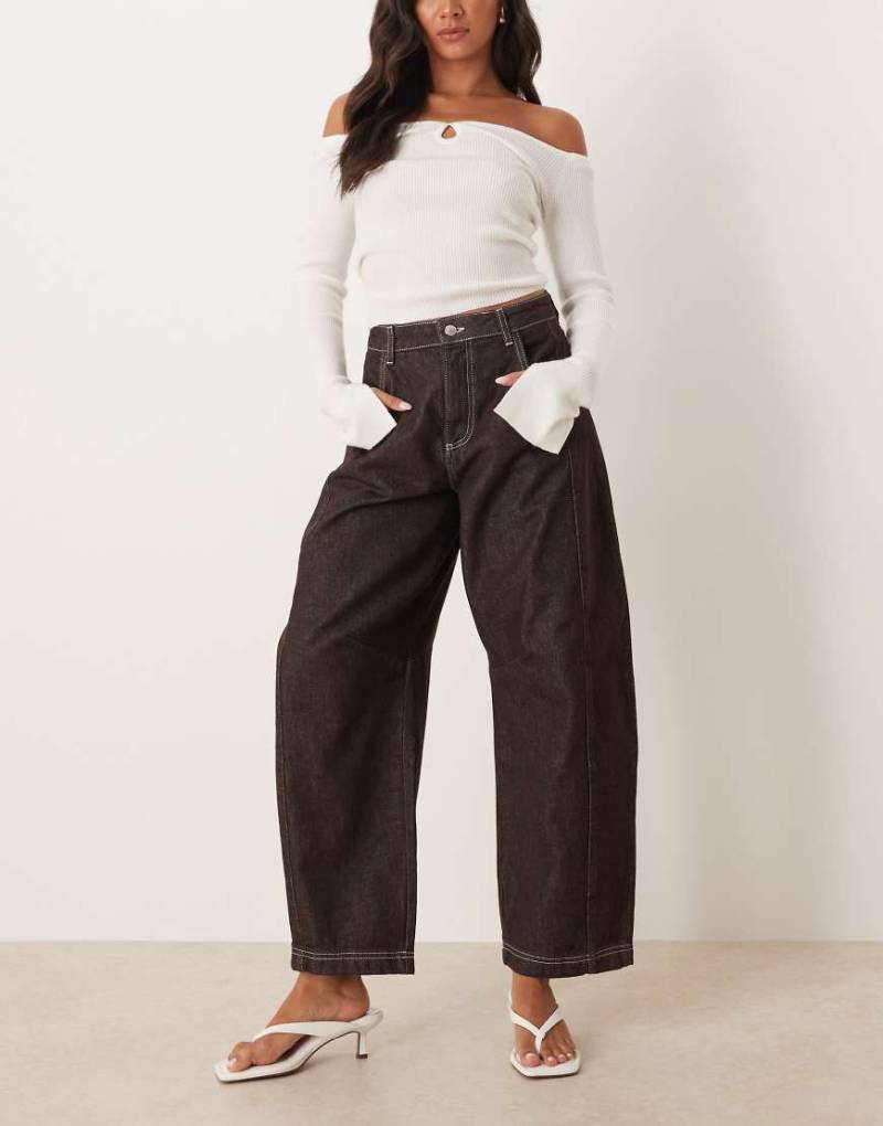 ASOS DESIGN - Barrel-Leg-Jeans in Dunkelbraun mit Cropped-Länge-Brown von ASOS DESIGN