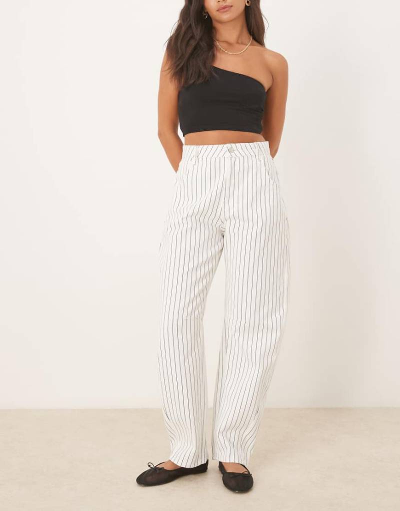 ASOS DESIGN - Barrel-Leg-Jeans in Ecru mit Streifen und hohem Bund-Weiß von ASOS DESIGN