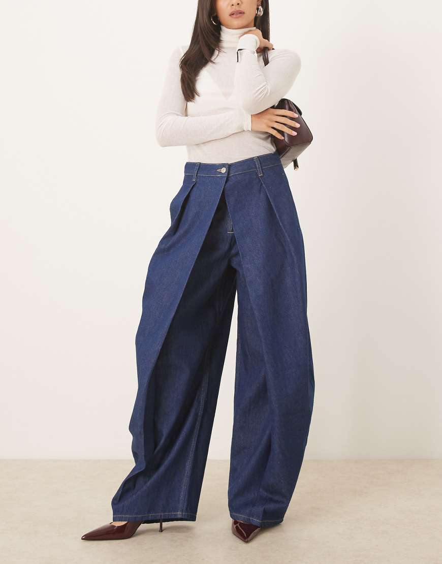 ASOS DESIGN - Barrel-Leg-Jeans in Indigoblau mit markanten Bundfalten und Wickeloptik von ASOS DESIGN