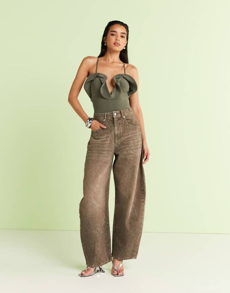 ASOS DESIGN - Barrel-Leg-Jeans in Khaki mit hoher Taille und Strassverzierung-Grün von ASOS DESIGN