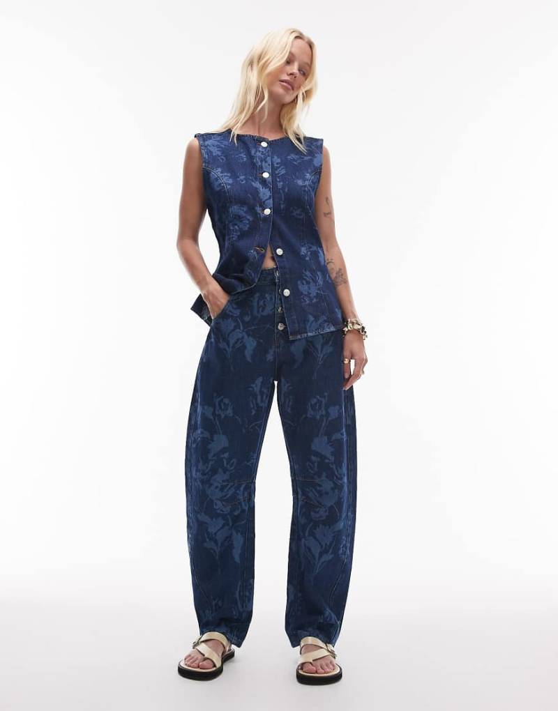 ASOS DESIGN - Barrel-Leg-Jeans in Rinse-Waschung mit Blumenmuster-Marineblau von ASOS DESIGN