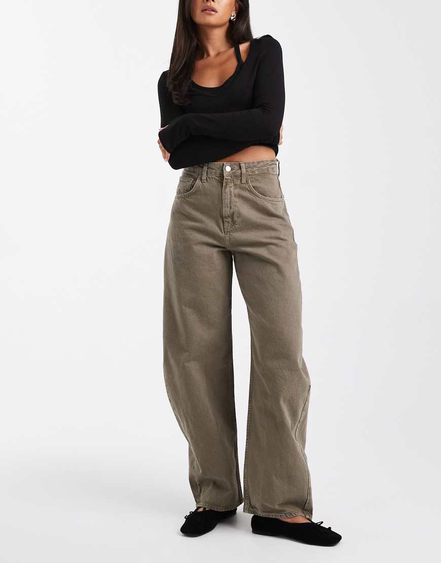 ASOS DESIGN - Barrel-Leg-Jeans in hellem Khaki mit hohem Bund-Grün von ASOS DESIGN