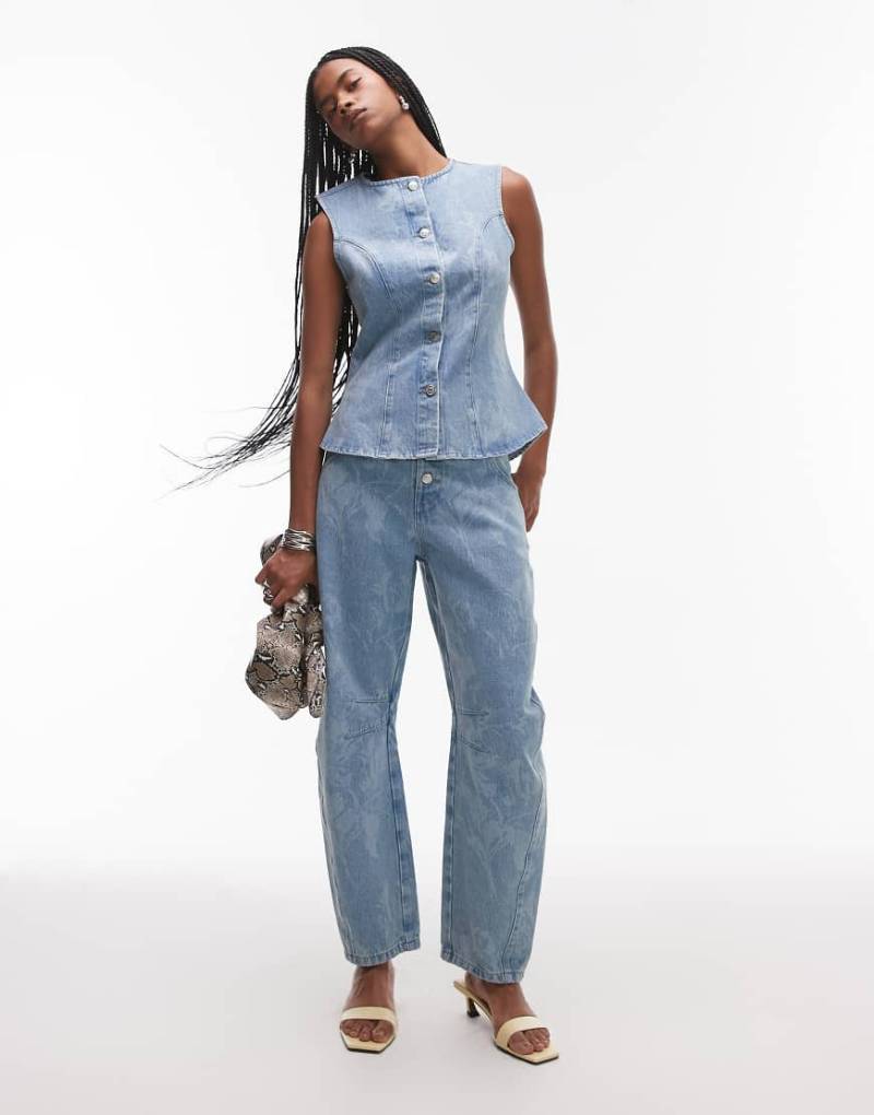 ASOS DESIGN - Barrel-Leg-Jeans in mittelblauer Waschung mit floralem Muster von ASOS DESIGN