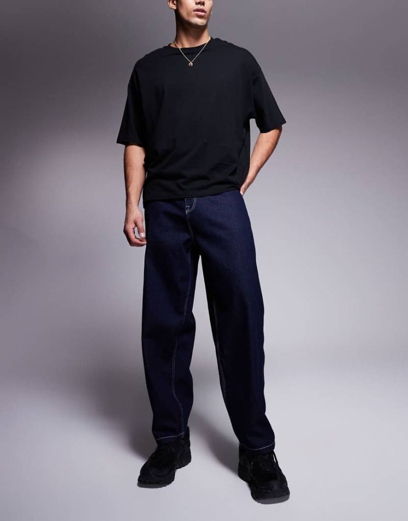 ASOS DESIGN - Barrel-Leg-Jeans in verwaschenem Dunkelblau von ASOS DESIGN