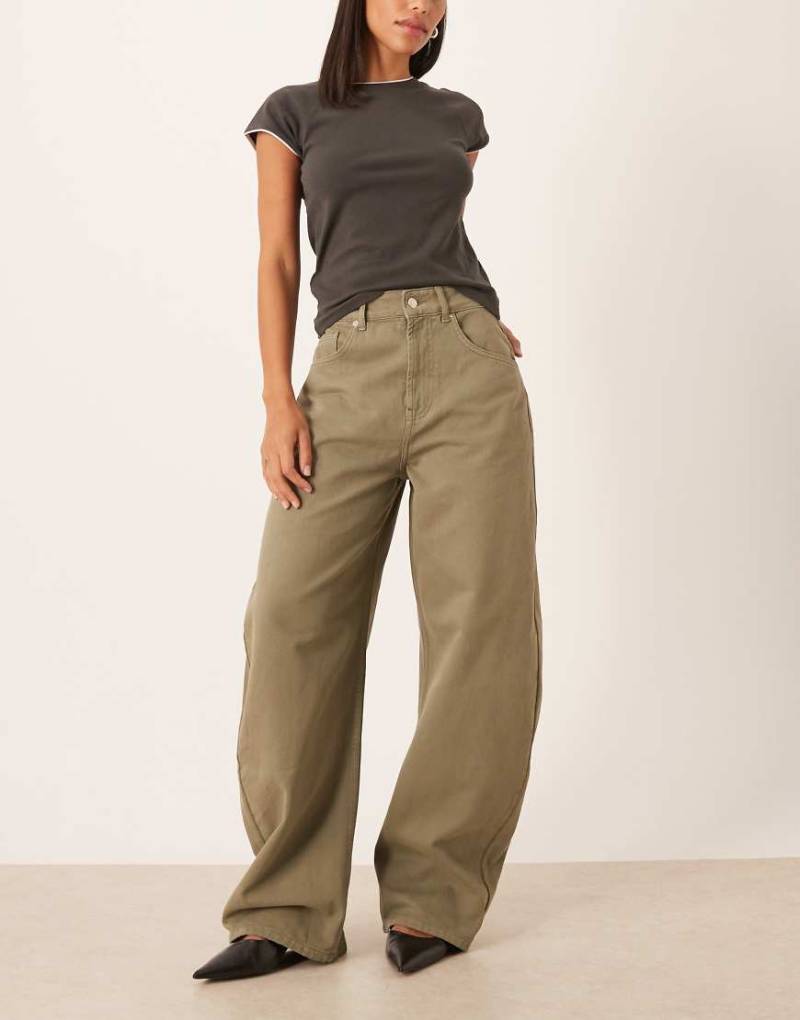 ASOS DESIGN - Barrel-Leg-Jeans in verwaschenem Khaki mit hohem Bund-Grün von ASOS DESIGN
