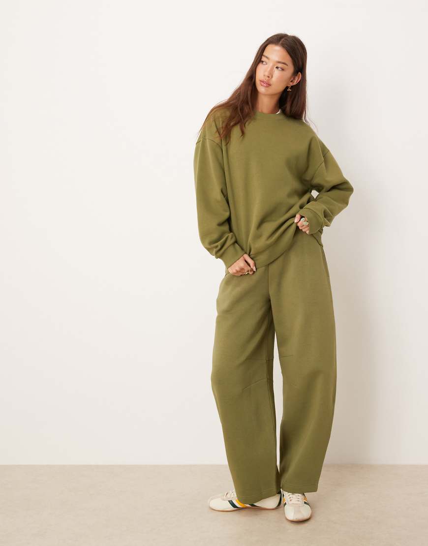 ASOS DESIGN - Barrel-Leg-Jogginghose in Khaki mit weicher Innenseite-Grün von ASOS DESIGN