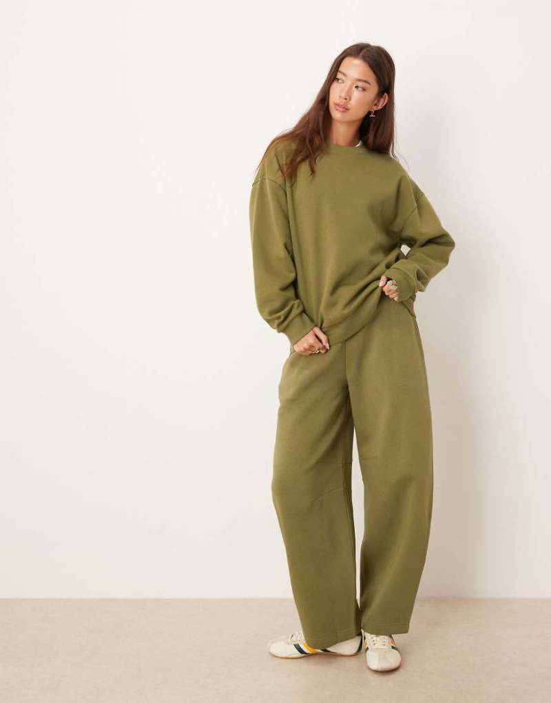 ASOS DESIGN - Barrel-Leg-Jogginghose in Khaki mit weicher Innenseite-Grün ASOS DESIGN - Barrel-Leg-Jogginghose in Khaki mit weicher Innenseite-Grün von ASOS DESIGN