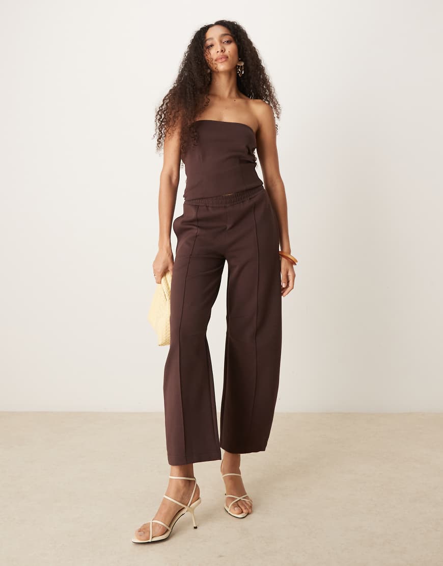ASOS DESIGN - Barrel-Leg-Jogginghose in Schokobraun aus Interlock, Kombiteil von ASOS DESIGN