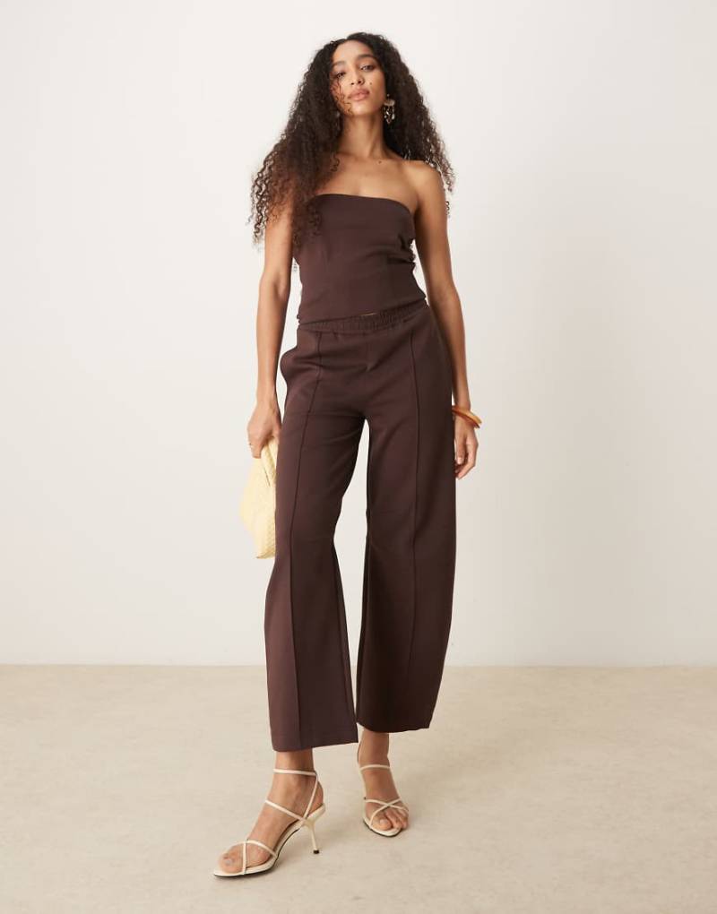 ASOS DESIGN - Barrel-Leg-Jogginghose in Schokobraun aus Interlock, Kombiteil von ASOS DESIGN