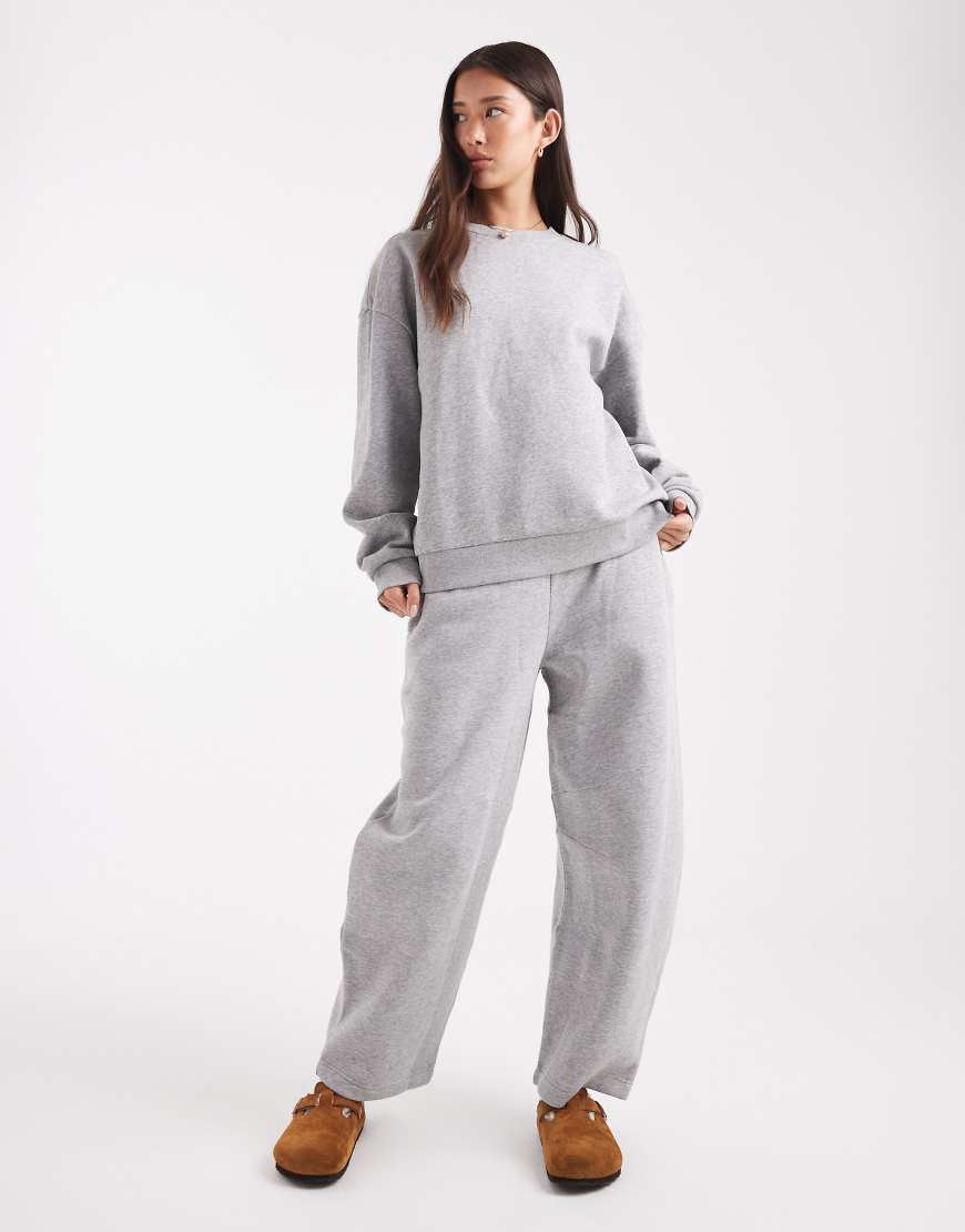 ASOS DESIGN - Barrel-Leg-Jogginghose in meliertem Grau mit weicher Innenseite von ASOS DESIGN