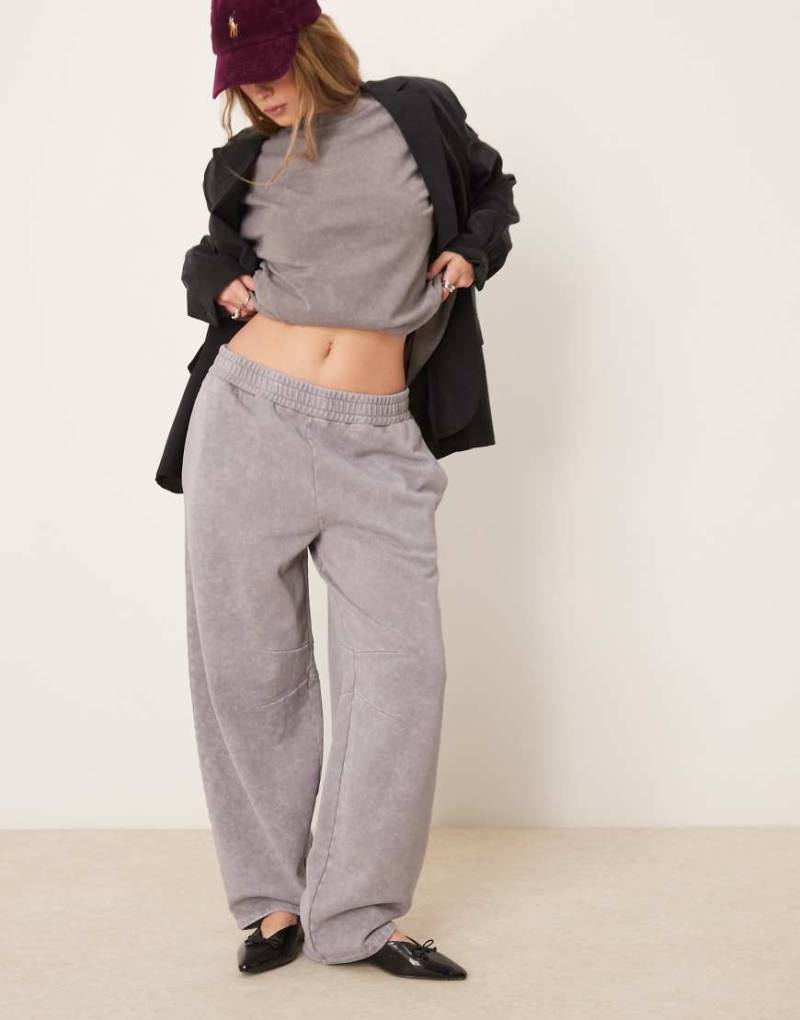 ASOS DESIGN - Barrel-Leg-Jogginghose in verwaschenem Grau von ASOS DESIGN