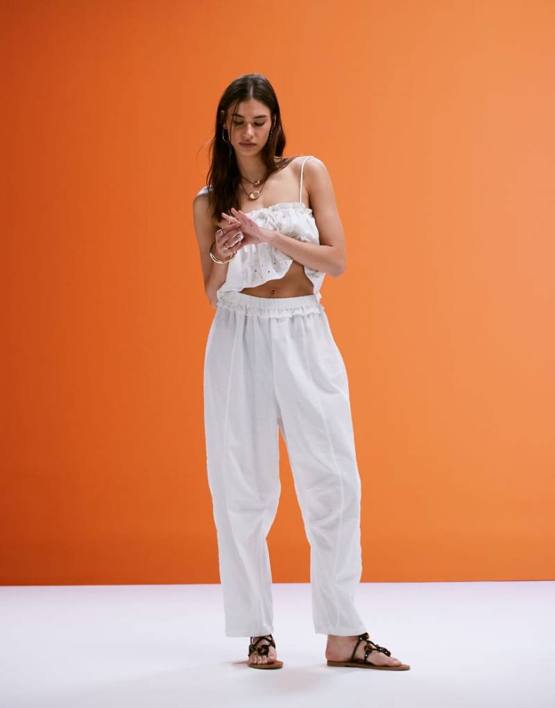 ASOS DESIGN - Barrel Leg Jumpsuit in Elfenbein mit Overlay und Spitzen-Details-Weiß von ASOS DESIGN