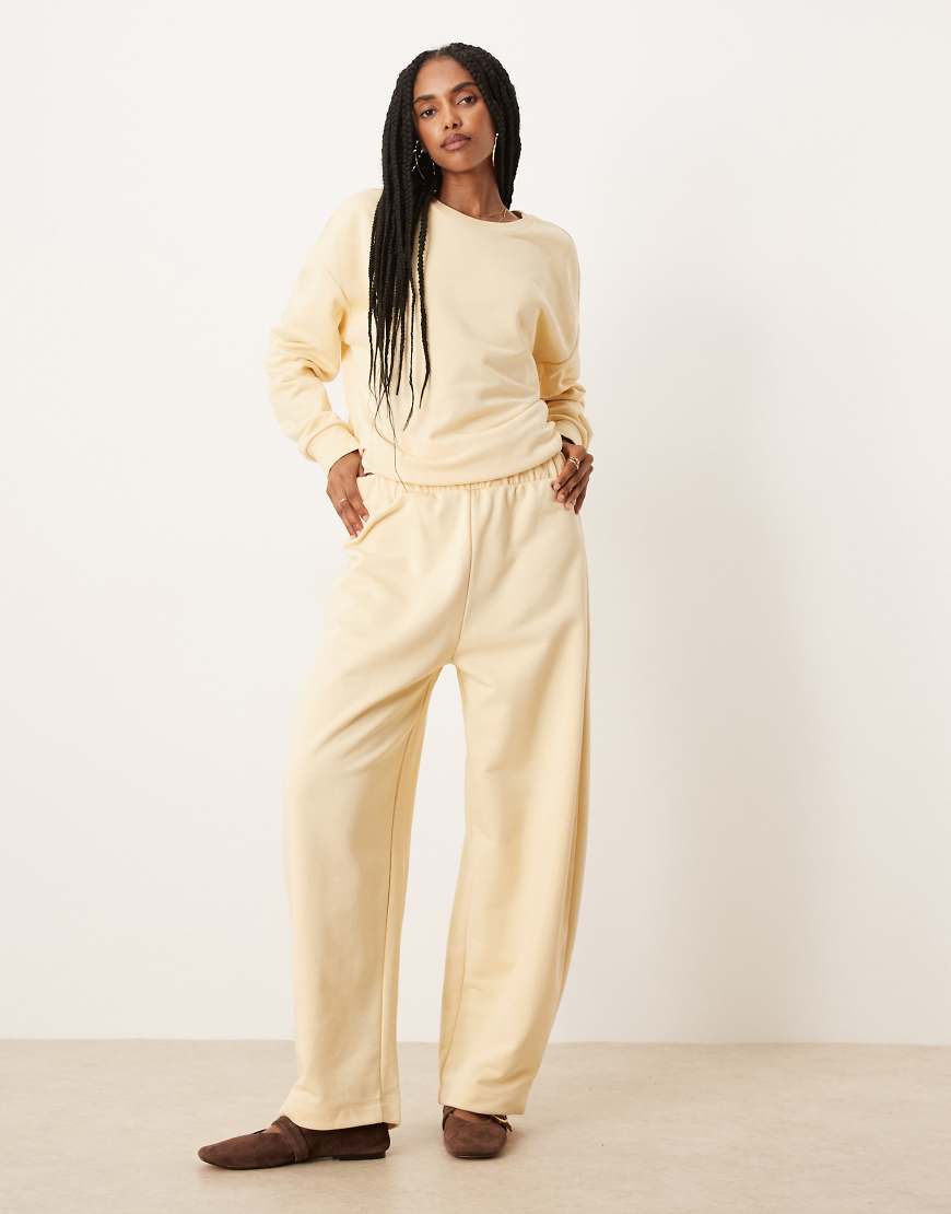 ASOS DESIGN - Barrel Leg Sweathose in Buttermilchgelb, Kombiteil ASOS DESIGN - Barrel Leg Sweathose in Buttermilchgelb, Kombiteil von ASOS DESIGN