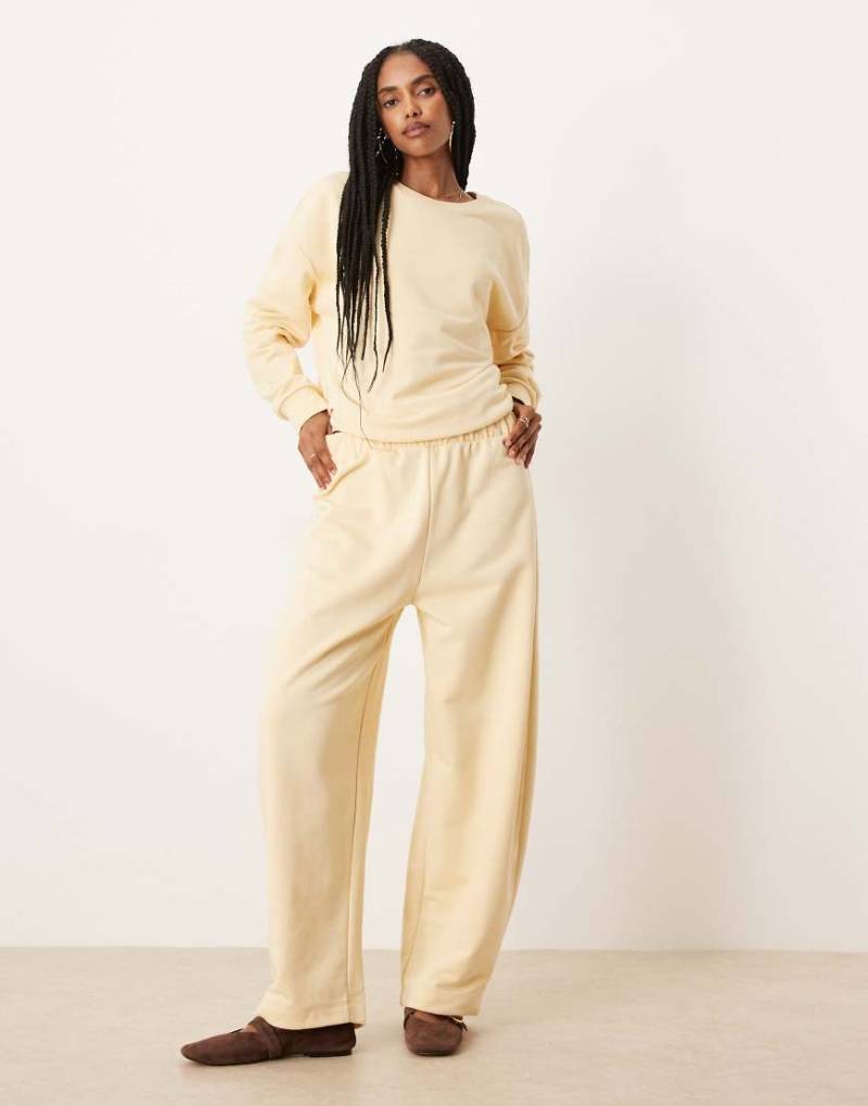 ASOS DESIGN - Barrel Leg Sweathose in Buttermilchgelb, Kombiteil von ASOS DESIGN