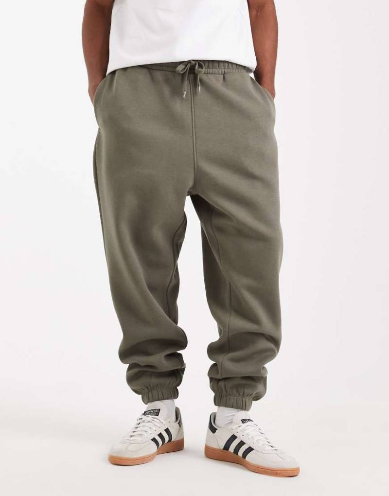 ASOS DESIGN - Basic-Jogginghose in Grün mit Oversize-Passform von ASOS DESIGN