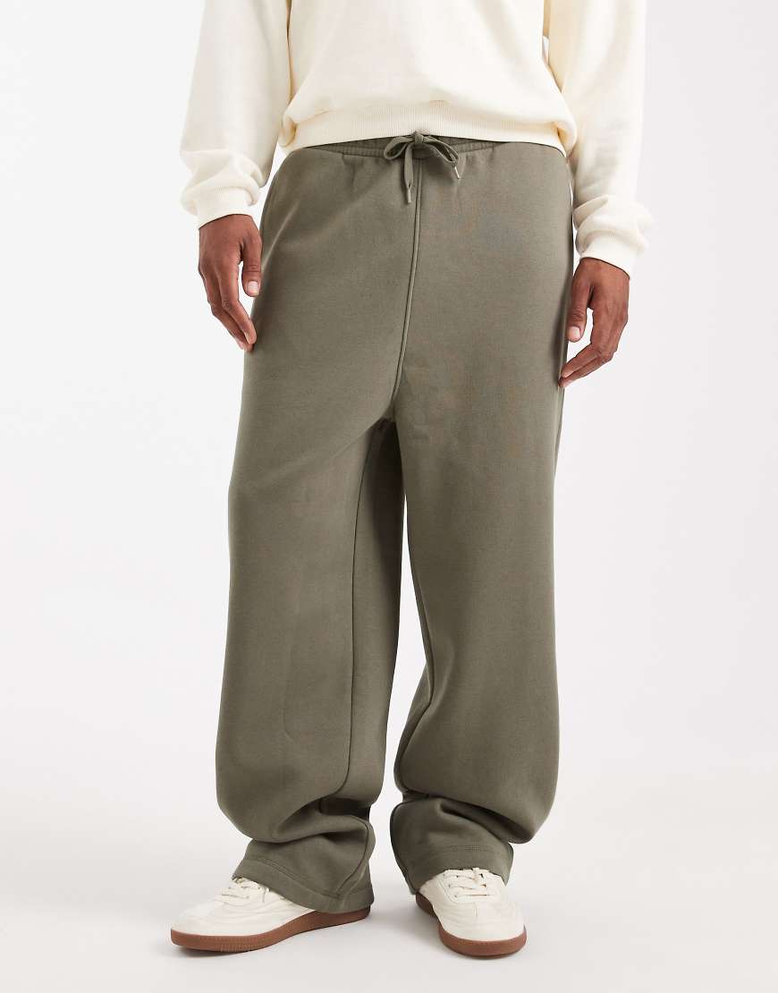 ASOS DESIGN - Basic-Jogginghose in Khaki mit weitem Bein-Grün ASOS DESIGN - Basic-Jogginghose in Khaki mit weitem Bein-Grün von ASOS DESIGN