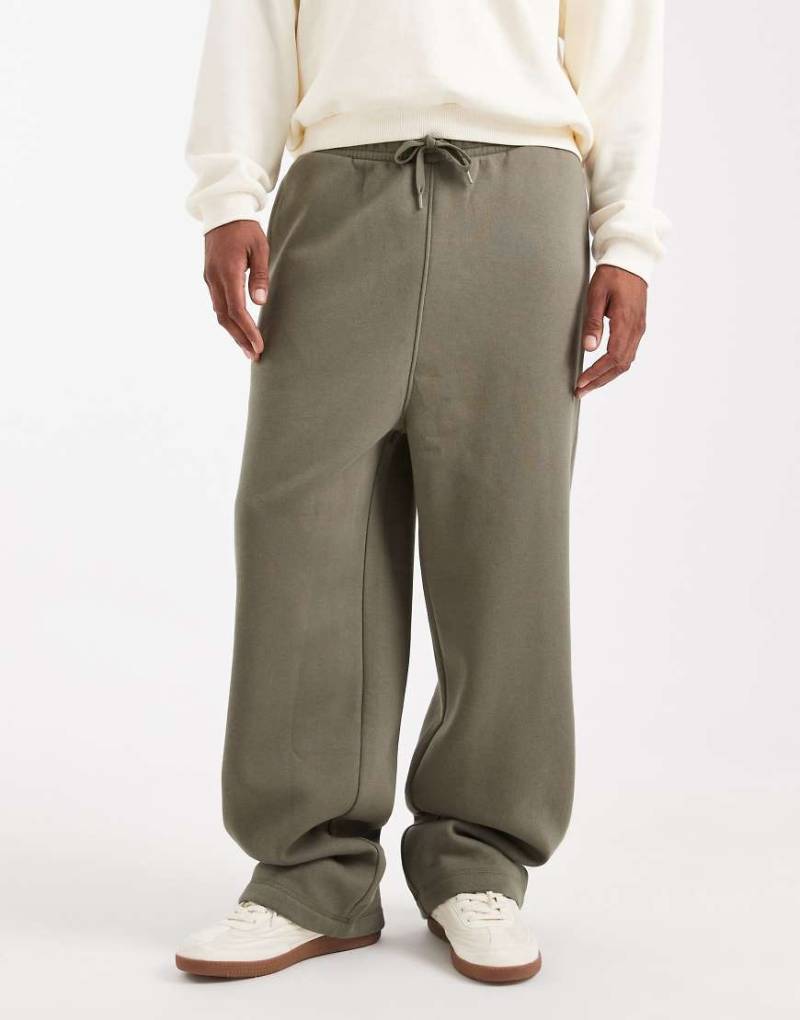 ASOS DESIGN - Essentials - Jogginghose in Khaki mit weitem Bein-Grün von ASOS DESIGN